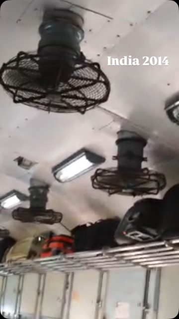 Hubo una época de mi vida en la que estuve obsesionada con viajar a India. Dos años estuve trabajando para poder ahorrar el dinero y volar. Mi viaje de tres meses, se convirtieron en once. Me enamoré de su gente. Fue allí donde decidí que era feliz detrás de una cámara. 

Tras diez años de ese primer viaje, en el 2014, empujada por mi amiga Niko, volví a pisar sus tierras. Al comprar el billete para ir, sentí que la fecha me sonaba, que me era familiar aunque no sabía por qué. Busqué el pasaporte antiguo y miré la fecha de entrada. 

31 de enero. No me lo podía creer, Iba a pisar India diez años después. Diez años exactos, ni un día más, ni un día menos. 

Allí fui feliz.
❤️

#Viajes #tren #india #traumacomplejo #destino
